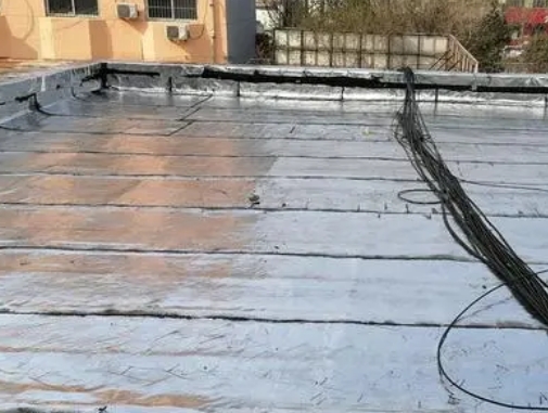 万全卫生间漏水维修公司分享下万全屋面楼顶防水刚性防水层施工要点。